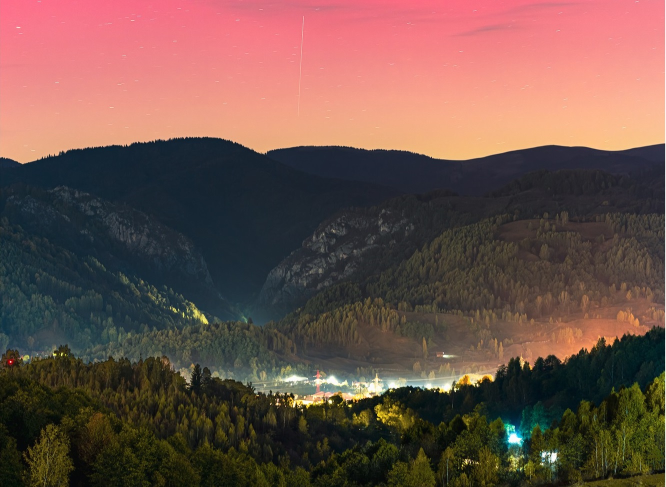 Pe cerul Vaii Jiului, / Aurora boreala