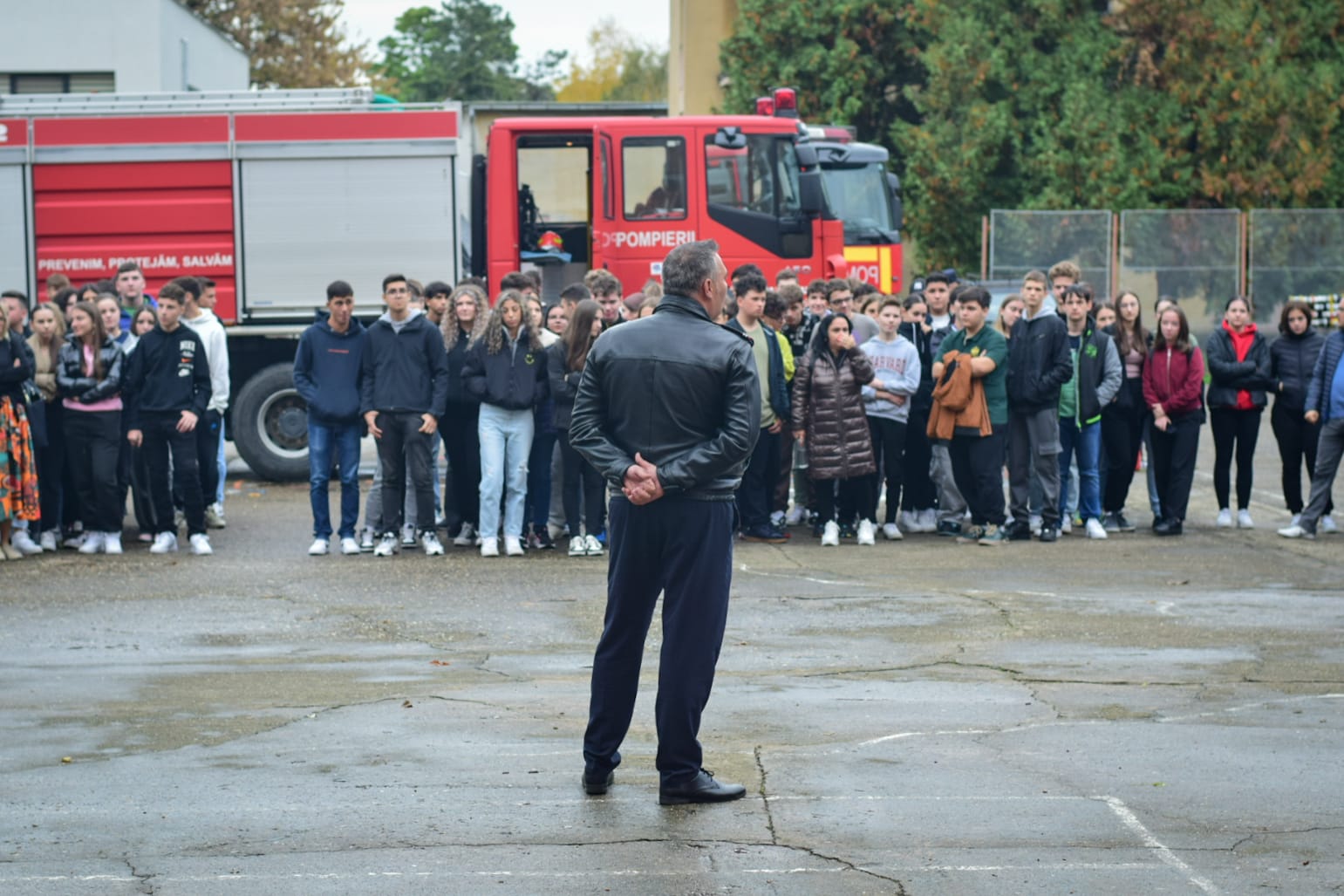 Mii de elevi evacuati de pompieri