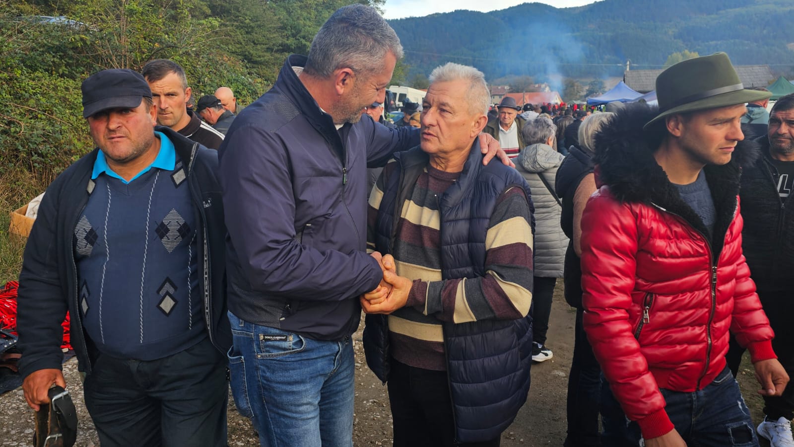 Directorul APIA Hunedoara, Calin Petru Marian, alaturi de producatorii locali la targul din comuna Pui