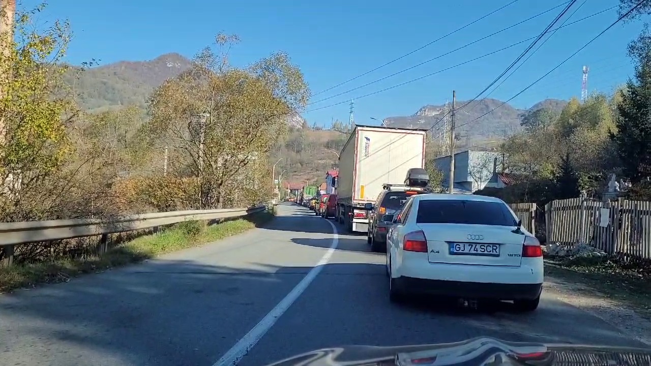 Repararea canalelor a tinut soferii blocati in trafic