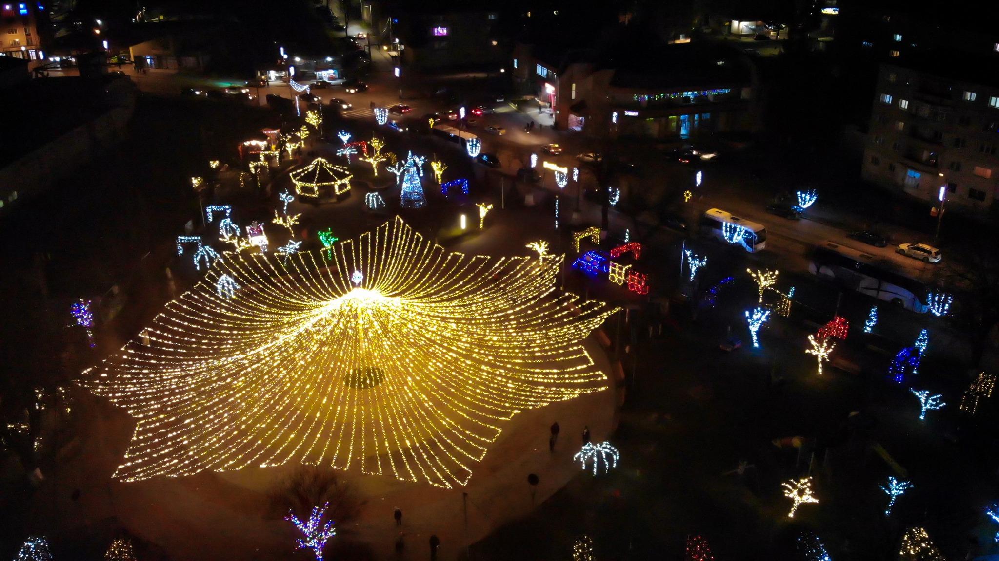 Lupeni / A inceput montarea iluminatului festiv