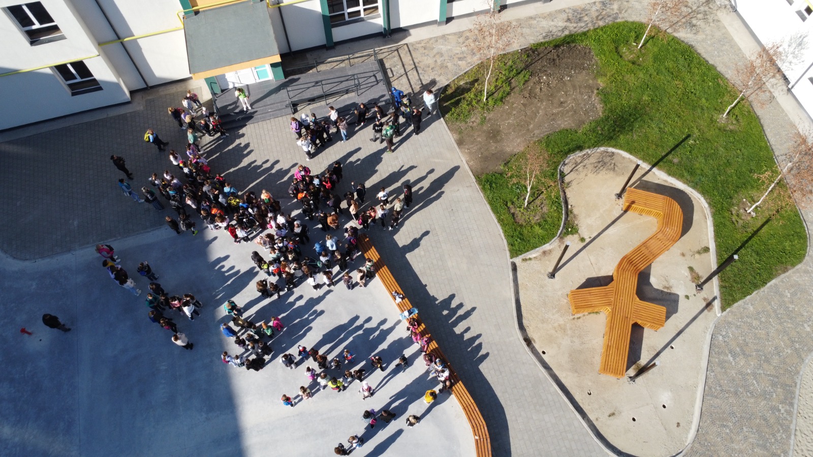 Mini-campus dupa model occidental / Curtea scolii numarul 2 din Lupeni