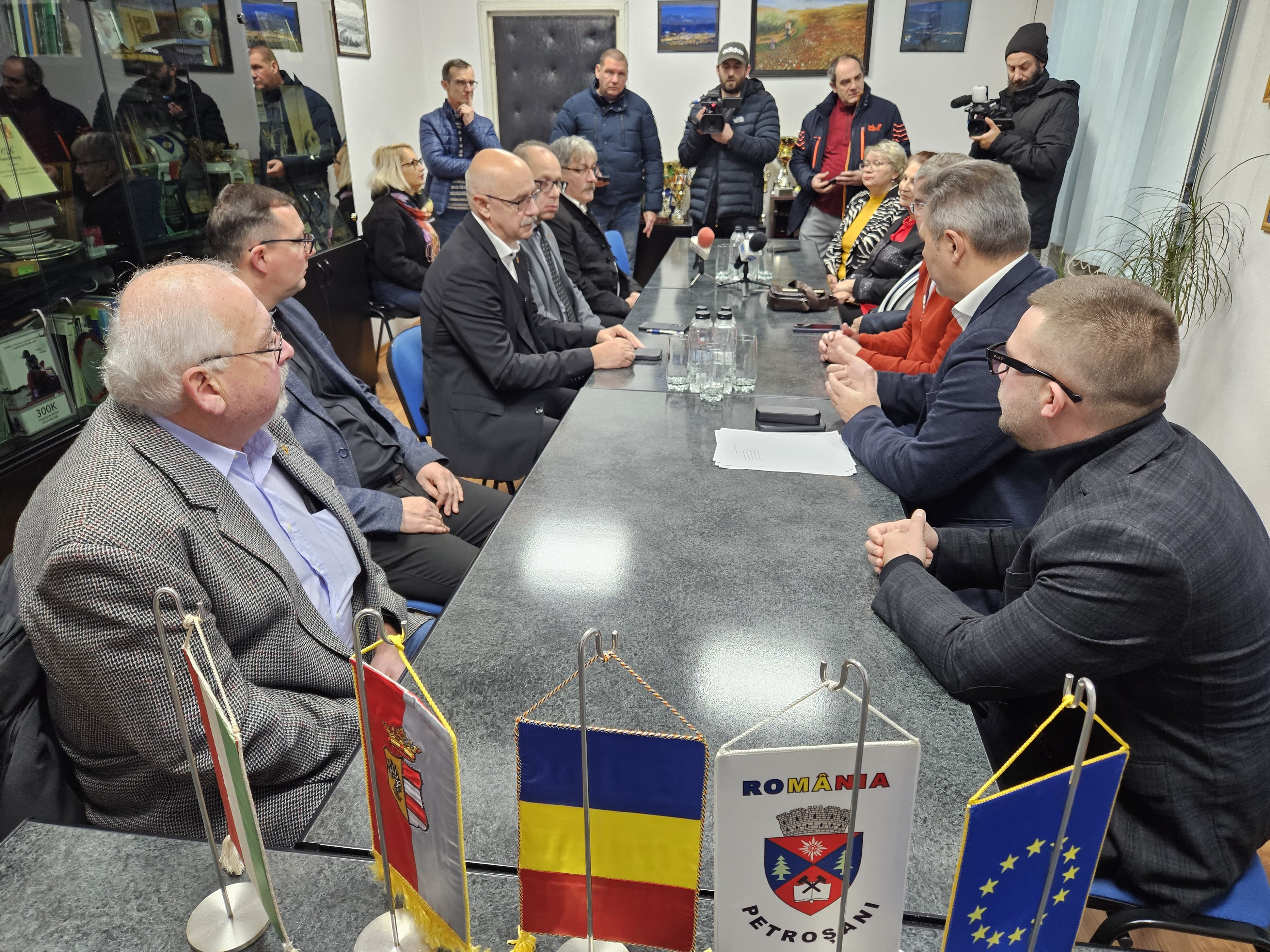 Varpalota si Petrosani. Plan comun de activitati multiple si in 2025
