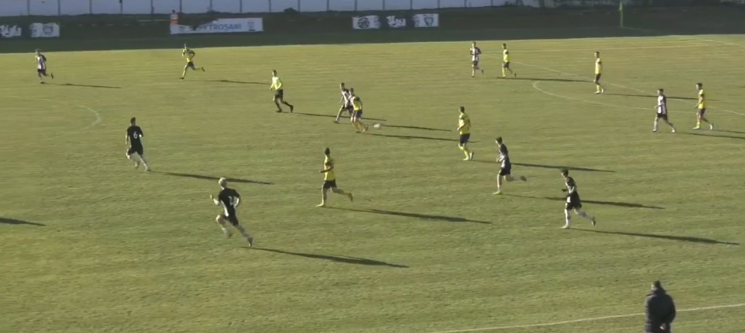 Fotbal. Liga 3 / Pumnii stransi pentru jiulisti