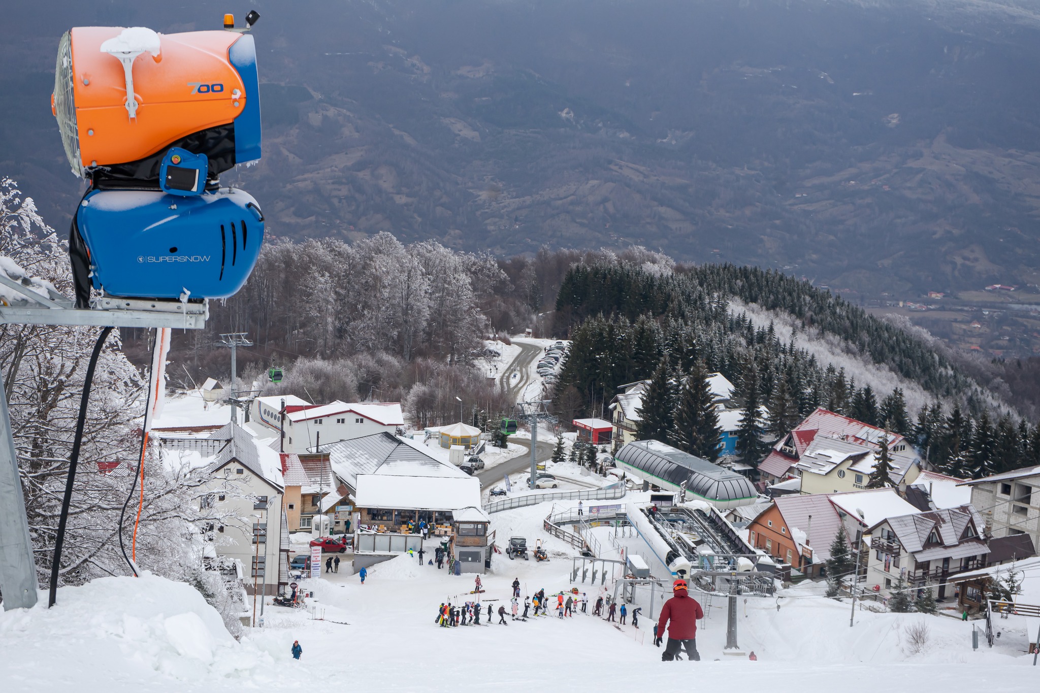 Cu 6 telescaune, 4 teleschiuri, o gondola / Straja este statiunea nr. 1