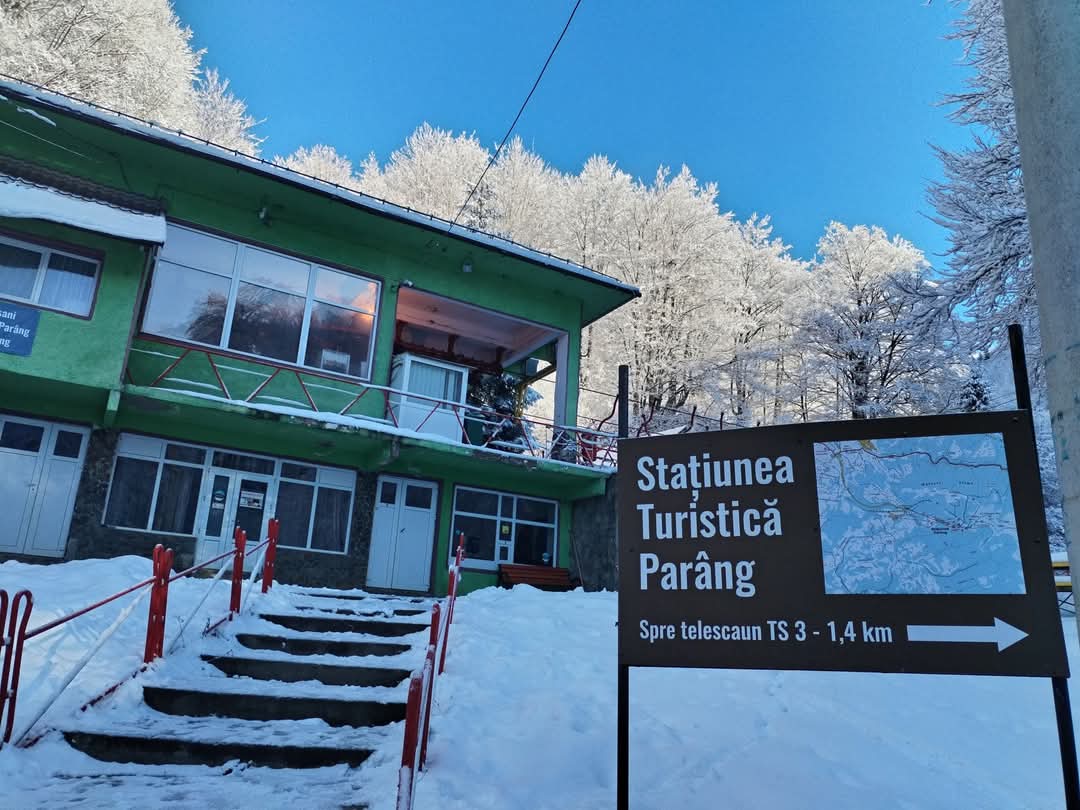 Parang. 4.000 de turisti au urcat cu telescaunul vechi in jumatate de luna