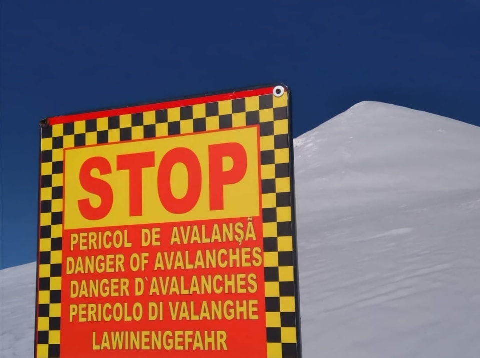 Atentie! / Pericol de avalansa