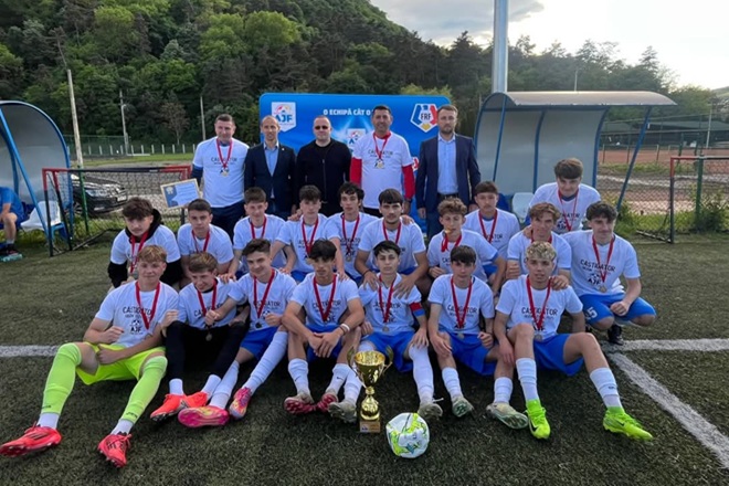 Fotbal. CSM Deva – campioana judeteana U17, Jiul -campioana la U 19