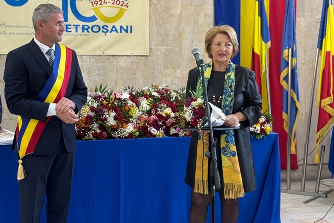 Primarul Tiberiu Iacob-Ridzi a inmanat titlul de Cetatean de onoare al municipiului Petrosani doamnei doctor Carmen Burzesc
