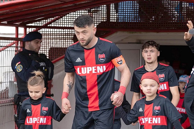 Capitanul Minerului, pe picior de plecare!  si ~Imi pare rau, dar fac totul pentru familia mea si ~