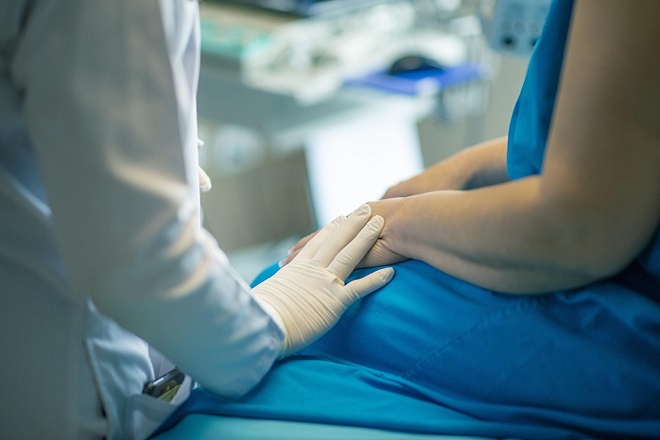 Ca in anii instalarii comunismului, / Sinistrul Guvern Bolojan incurajeaza turnatoria cadrelor medicale oneste de la stat