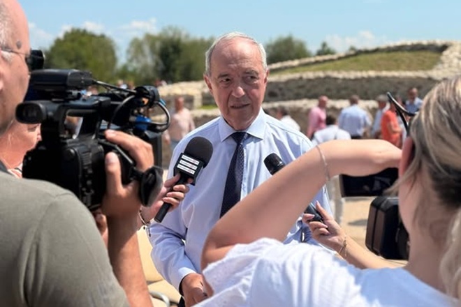 Ce nu v-a spus corul bocitoarelor de la PSD Hunedoara. Cat isi trag pe card oamenii sistemului de pe urma persoanelor cu handicap