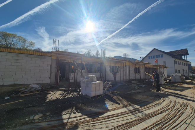 Trei blocuri moderne pentru tineri se construiesc la Uricani