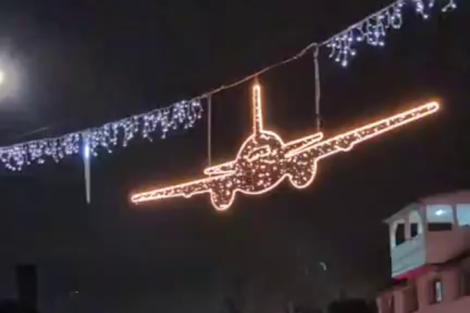Petrosaniul se pregateste de sarbatori. A inceput montarea iluminatului festiv