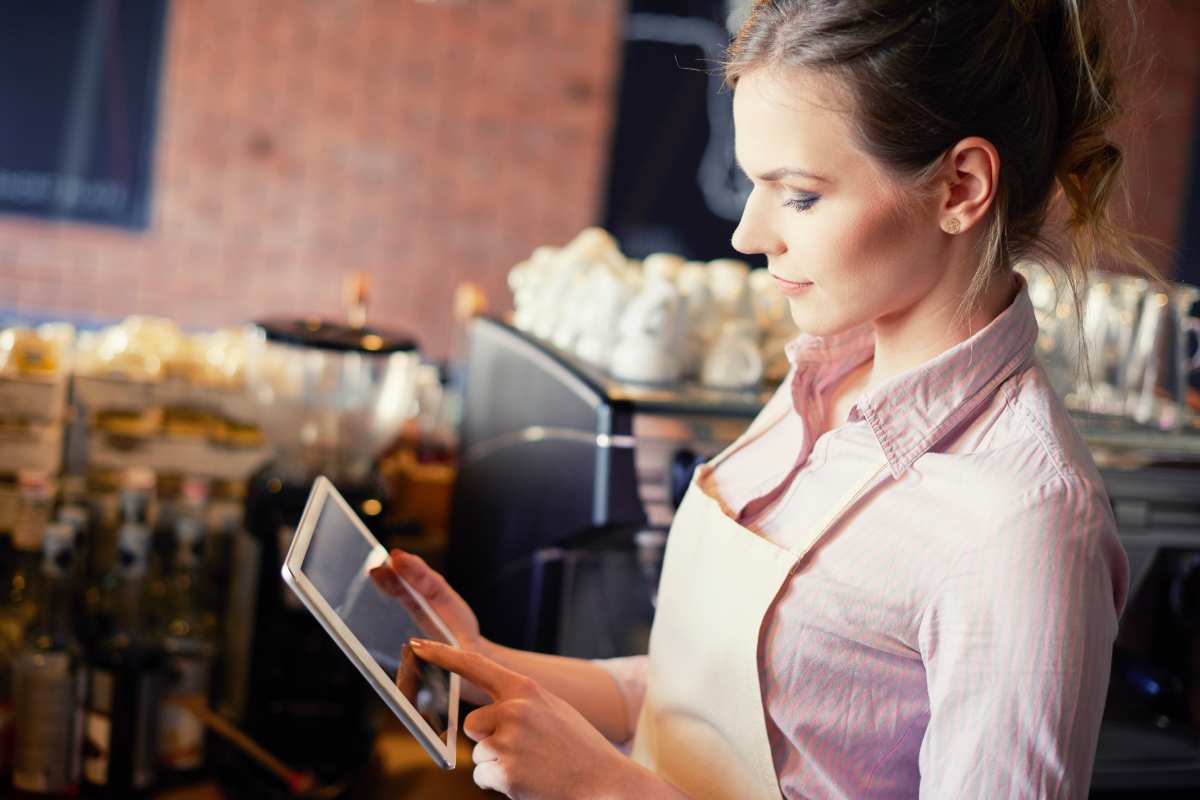 Secretul restaurantelor moderne: Self Order, tehnologia care reduce timpii de asteptare si dubleaza eficienta operationala