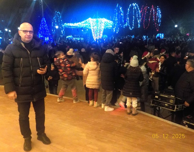 Vulcan. Parcul „Avram Iancu” - readus la viata si repus in drepturi de iluminatul ornamental de sarbatoare