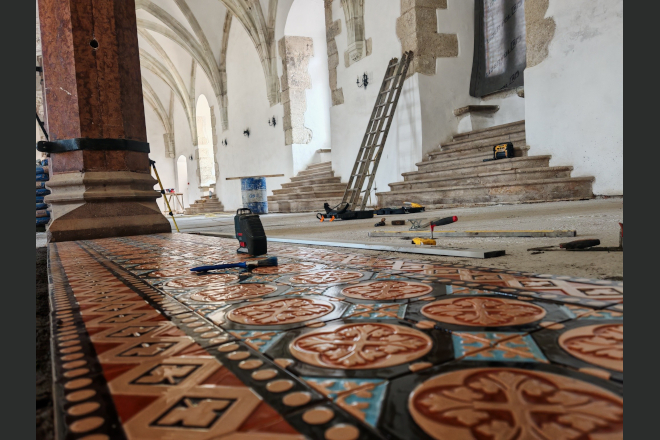 Restaurarea pardoselii din Sala Cavalerilor a Castelului Corvinilor a intrat in ultima etapa