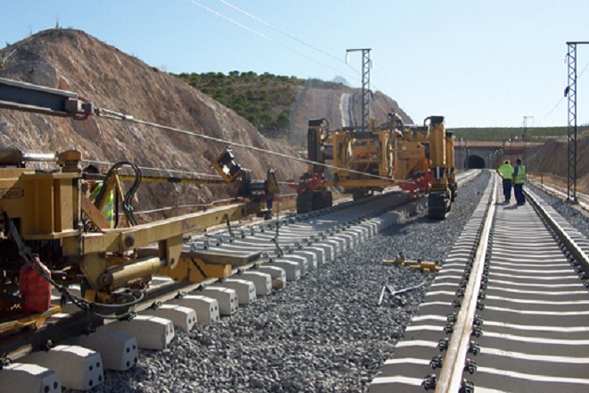 Record pe sine - un tren a mers cu 125 km/h intre Sighisoara si Simeria