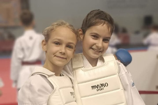 Mici campioane in devenire. Sara si Ema, pilde de dedicare si disciplina la Poli Karate