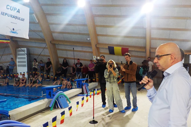 Vulcan. Iepurasul a poposit, mai intai, la bazinul de inot