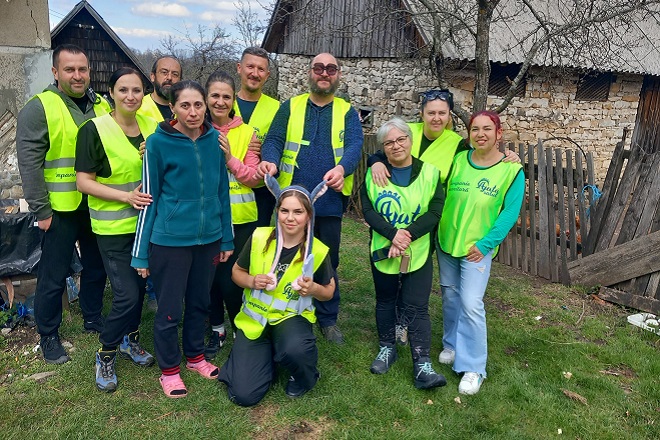 Caravana „Ajuta Satul” aduce bucurie si speranta celor mai putin norocosi