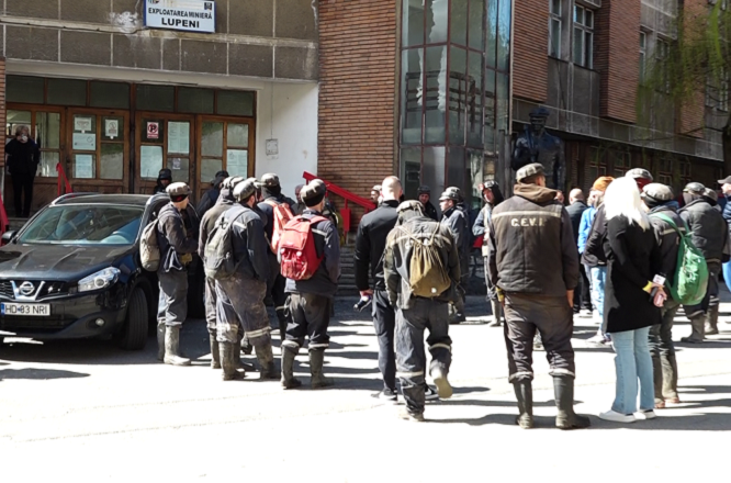 Minerii, iar la protest! Nu vor primi primele de Paste