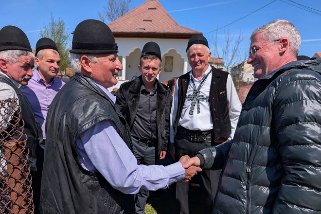 Petrosani. Primarul Tiberiu Iacob-Ridzi, alaturi de comunitatea din Salatruc