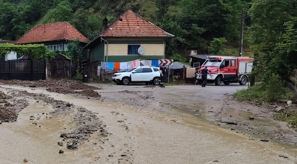 Ploile torentiale si vijeliile au produs pagube in mai multe localitati din judetul Hunedoara