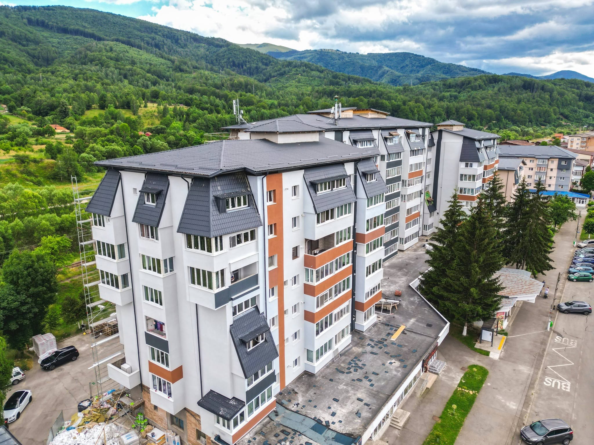 Lupeni . Lucrarile la bl. 4 B-dul Pacii - incheiate cu succes