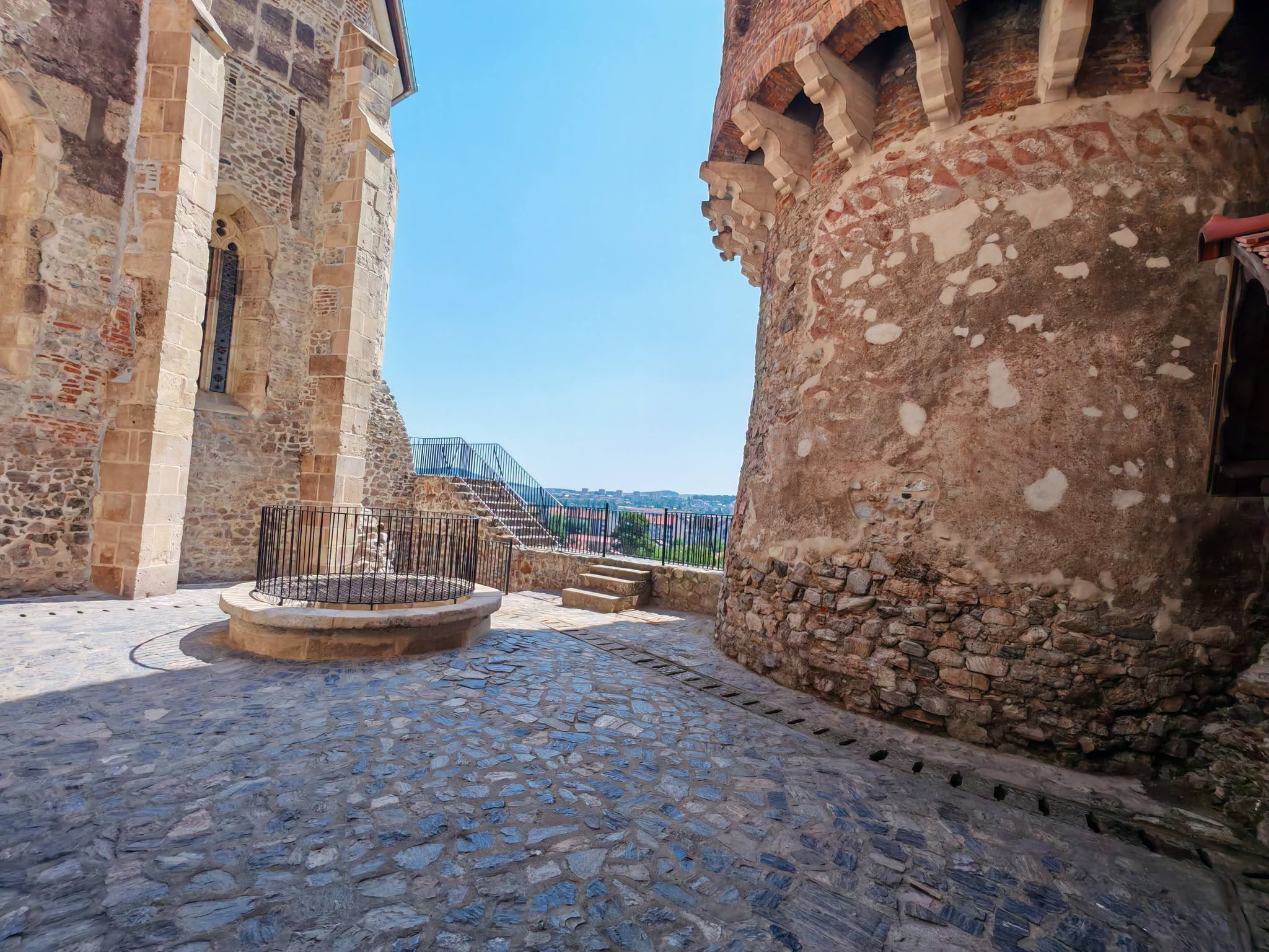 Castelul Corvinilor: Fresca de pe Turnul Tobosarilor a fost restaurata 