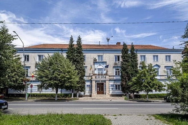 Primaria Petrosani intervine impotriva caniculei. Cisternele uda periodic strazile pentru a diminua disconfortul termic