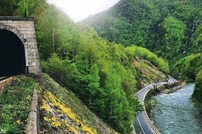 Tunelurile de pe linia Bumbesti-Jiu - Livezeni intra in reparatii