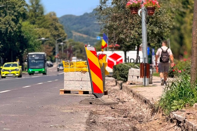 Petrosani. Lucrarile la pista de biciclete avanseaza. Asfalt nou intre Lidl si Parchet, borduri inlocuite pentru siguranta