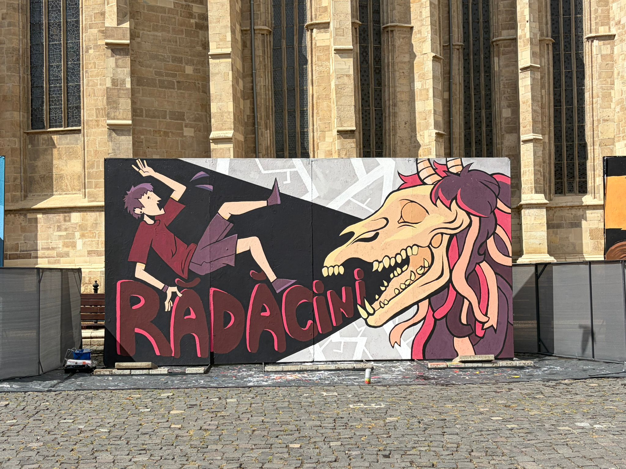 Doua eleve din Deva, finaliste la un concurs international de arta murala. Au pictat „Radacini” pe panouri de 5 metri