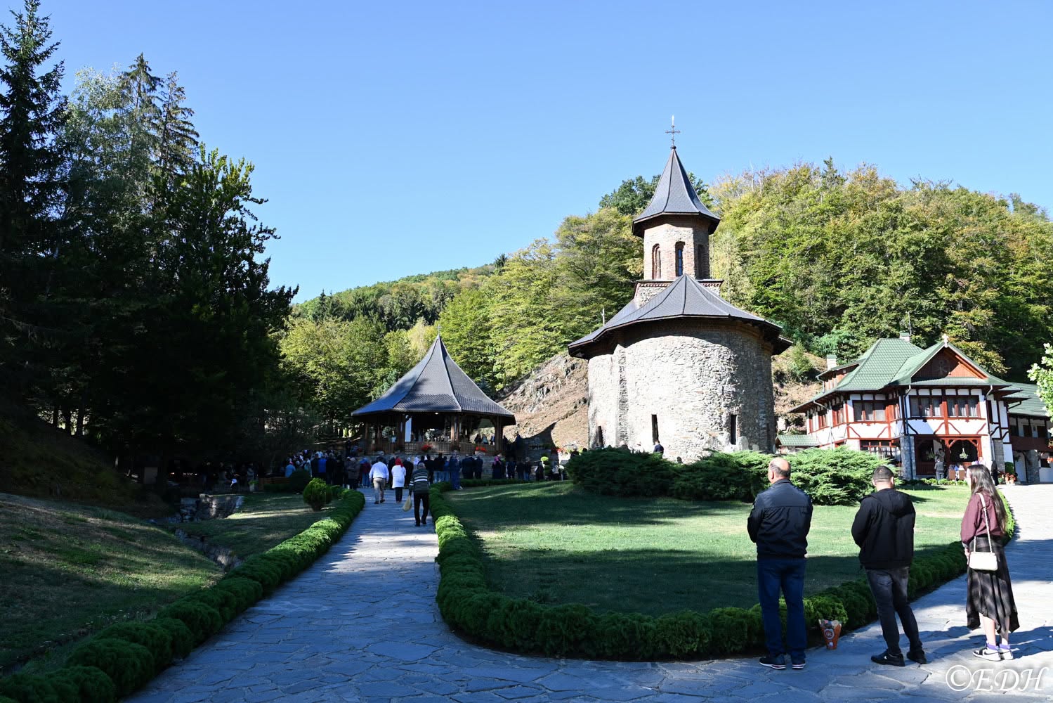 Hram la Manastirea Prislop, de praznicul Inaltarii Sfintei Cruci