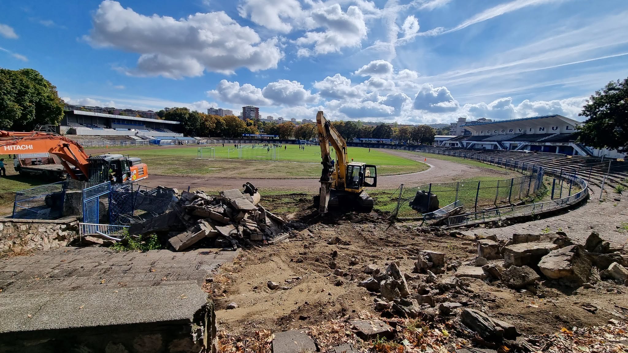 A inceput demolarea vechiului stadion Corvinul din Hunedoara