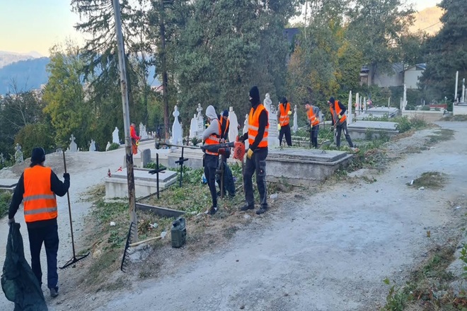 Petrosani. Interventii extinse la Cimitirul Central