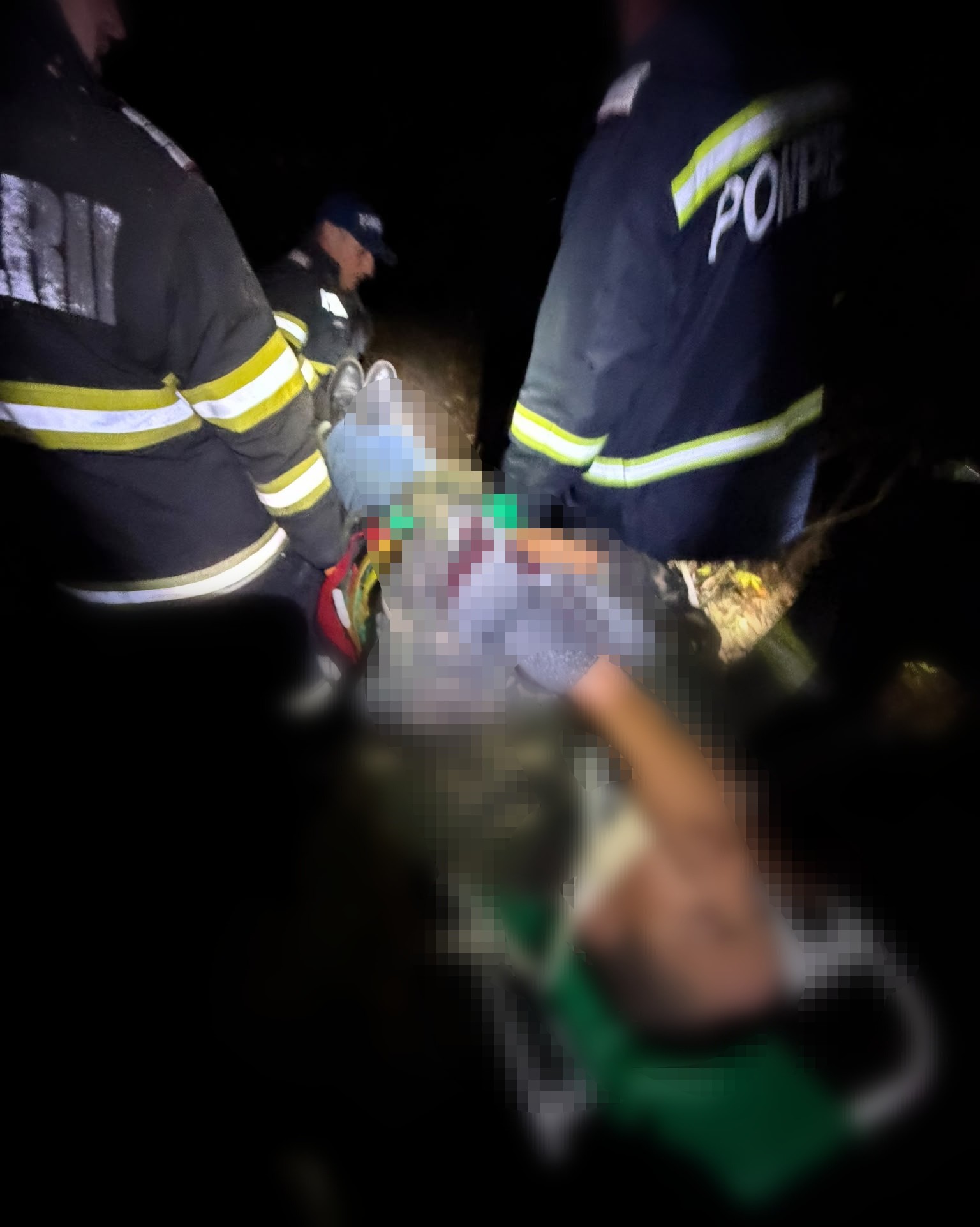 Barbat de 52 de ani, salvat de pompieri dintr-o rapa de 20 de metri, in Mihaileni