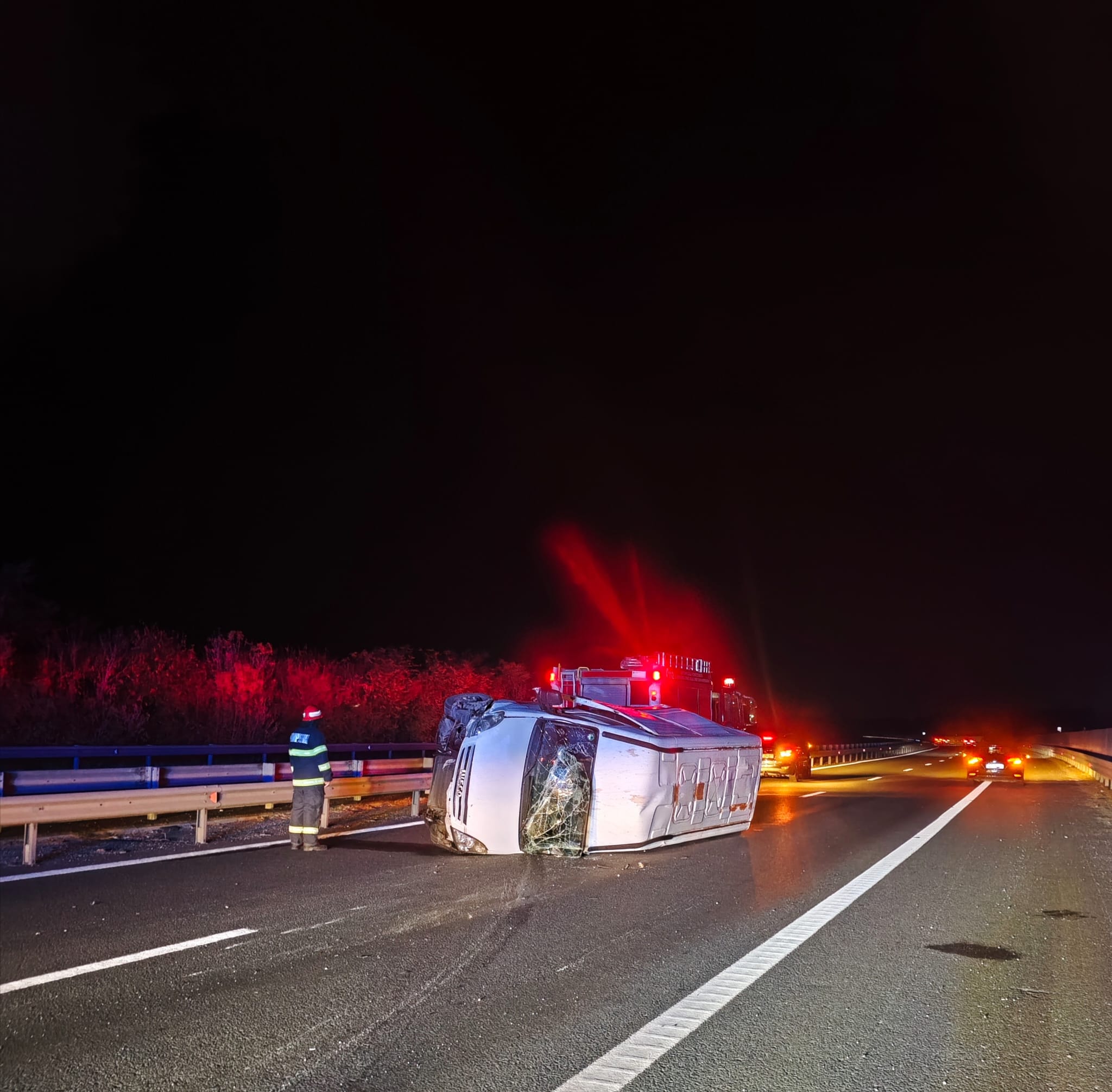 Autoutilitara rasturnata pe autostrada A1, intre Simeria si Orastie. Doua persoane au fost evaluate medical