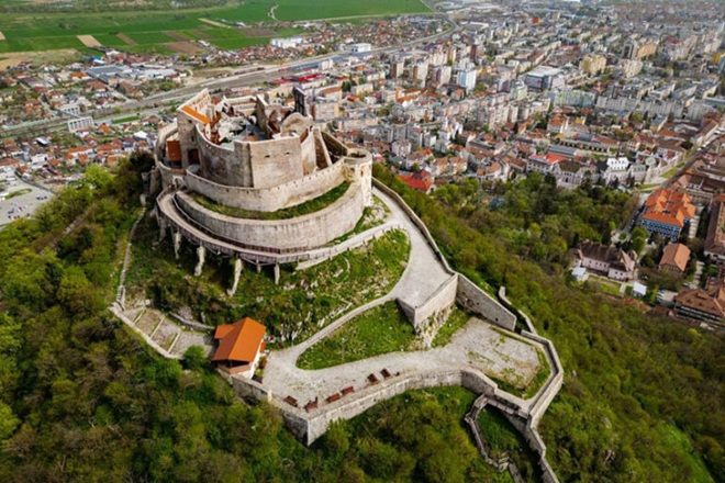 Deva lupta pentru titlu de „Capitala Tineretului din Romania„ in 2028