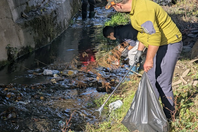 70 de saci de deseuri, stransi in doar doua ore si jumatate de pe malurile paraului Aninoasa