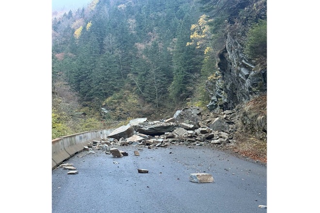 Caderi masive de stanci in Cheile Jietului. Circulatia a fost blocata aproape 24 de ore